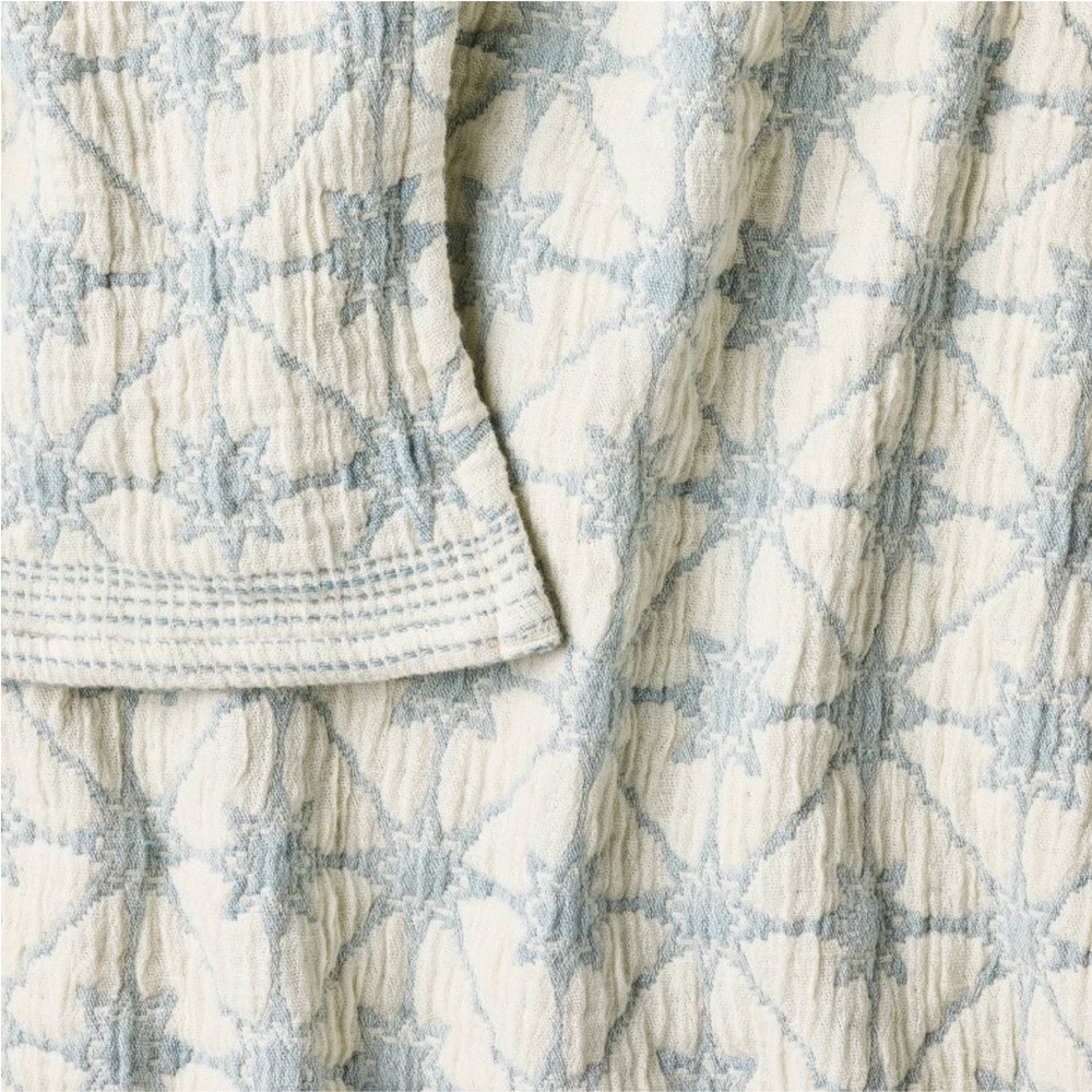 STUDIO MCGEE NWT Cotton Textured Throw -cream/blue -60x50 - Picture 3 of 6
